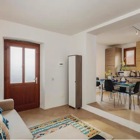 Beautiful In Pitelli -sp- With Kitchen